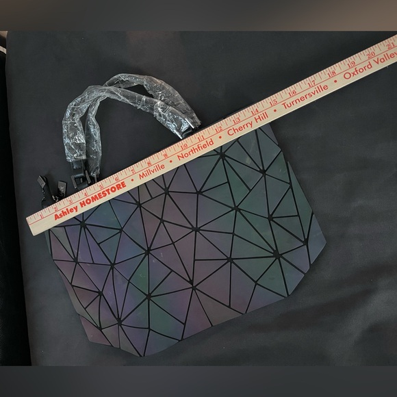 GEOMETRIC LUMINOUS IRIDESCENT HOLOGRAPHIC HANDBAG - Picture 9 of 10